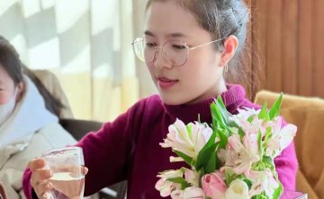 Company organizes tea art training to welcome Women's Day.