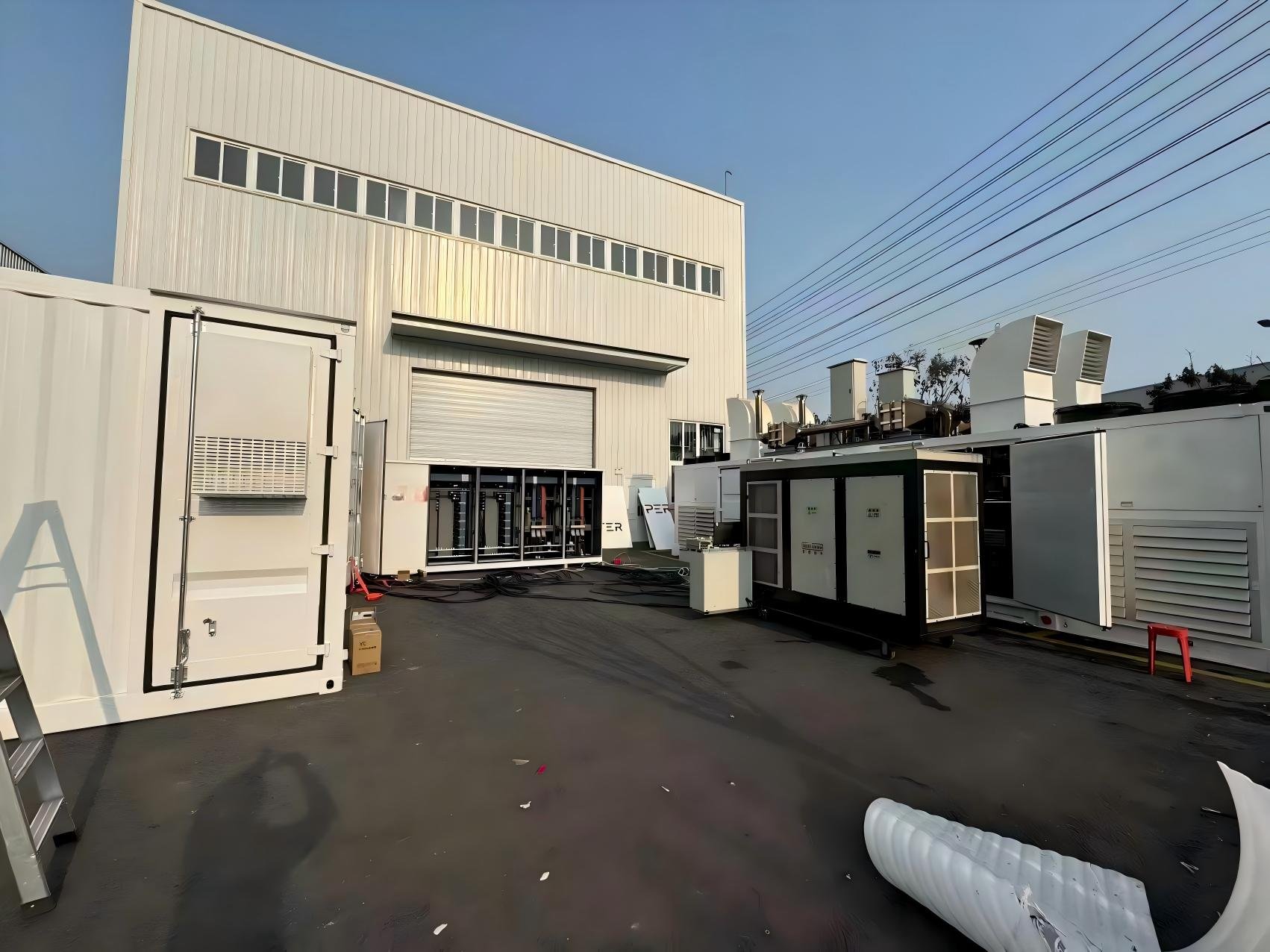 total test 燃气发电机组+储能电池+充电桩（左边是储能柜，中间是电控柜，右边是发电机组）