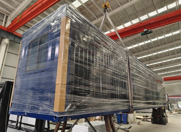 Hurricane-resistant container houses