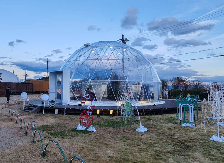 Outdoor large restaurant transparent dome tent
