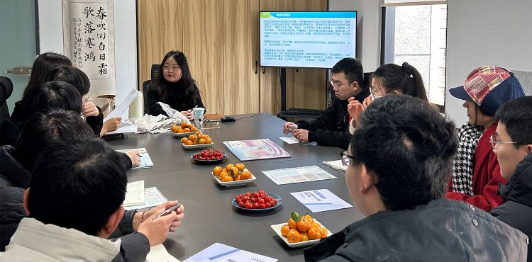 Undergraduates of Materials Science and Engineering of Qingdao University came to our company for studying of textile materials.