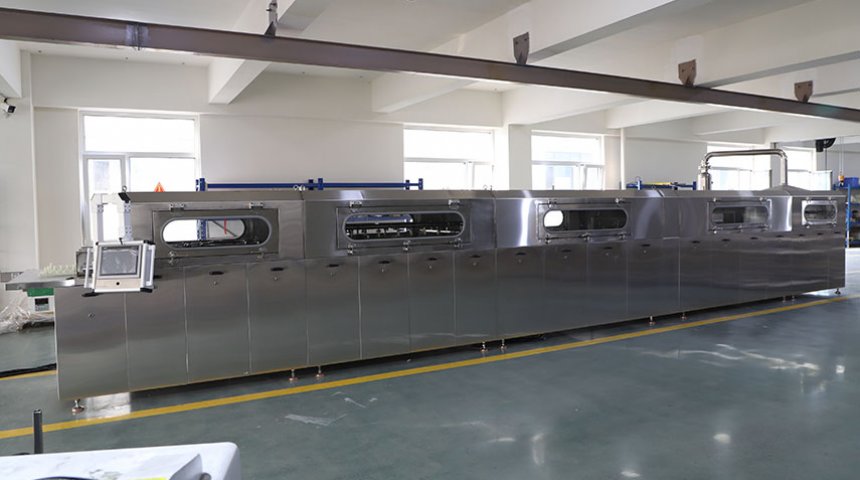 Egg tray washing machine