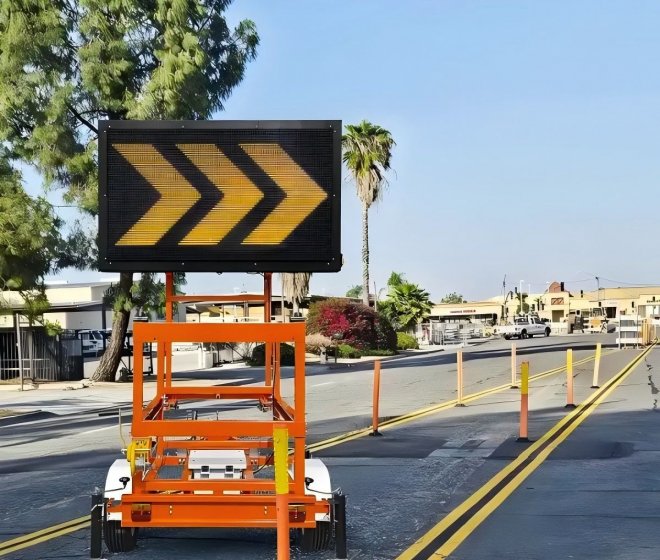 Manufacture Customized Full Color Vms Solar Traffic LED Sign Trailer for Road Safety