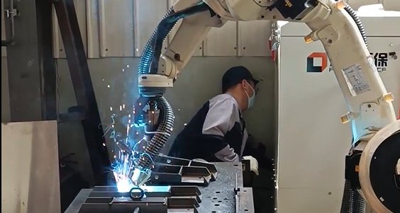 On-gun fume extractor with robot arm