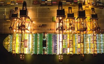 世界最大集装箱船首航青岛港 凯东工业助航“大船时代”