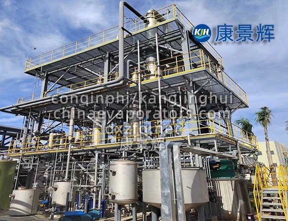 Low-temperature falling film wastewater evaporator