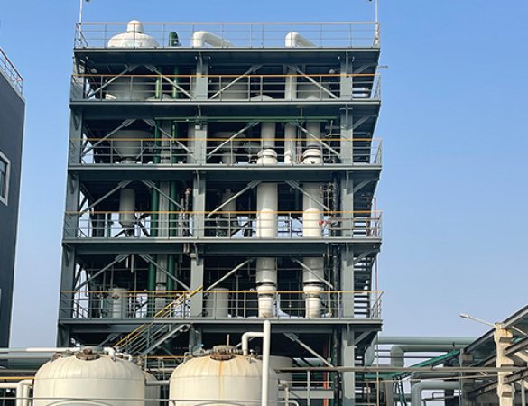 Forced circulation triple-effect evaporator