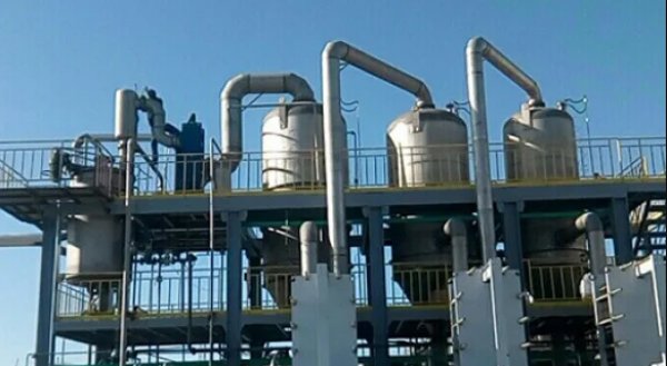 Plate triple-effect evaporator