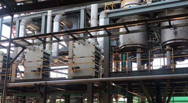 Plate triple-effect evaporator