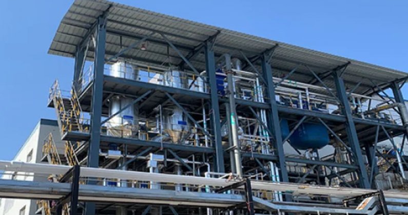 Forced circulation triple-effect evaporator