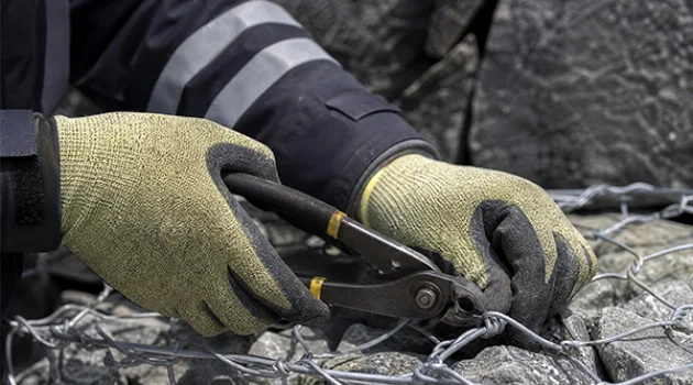 Bare-Handed Window Work? This Protective Glove is as Reliable as It Gets!