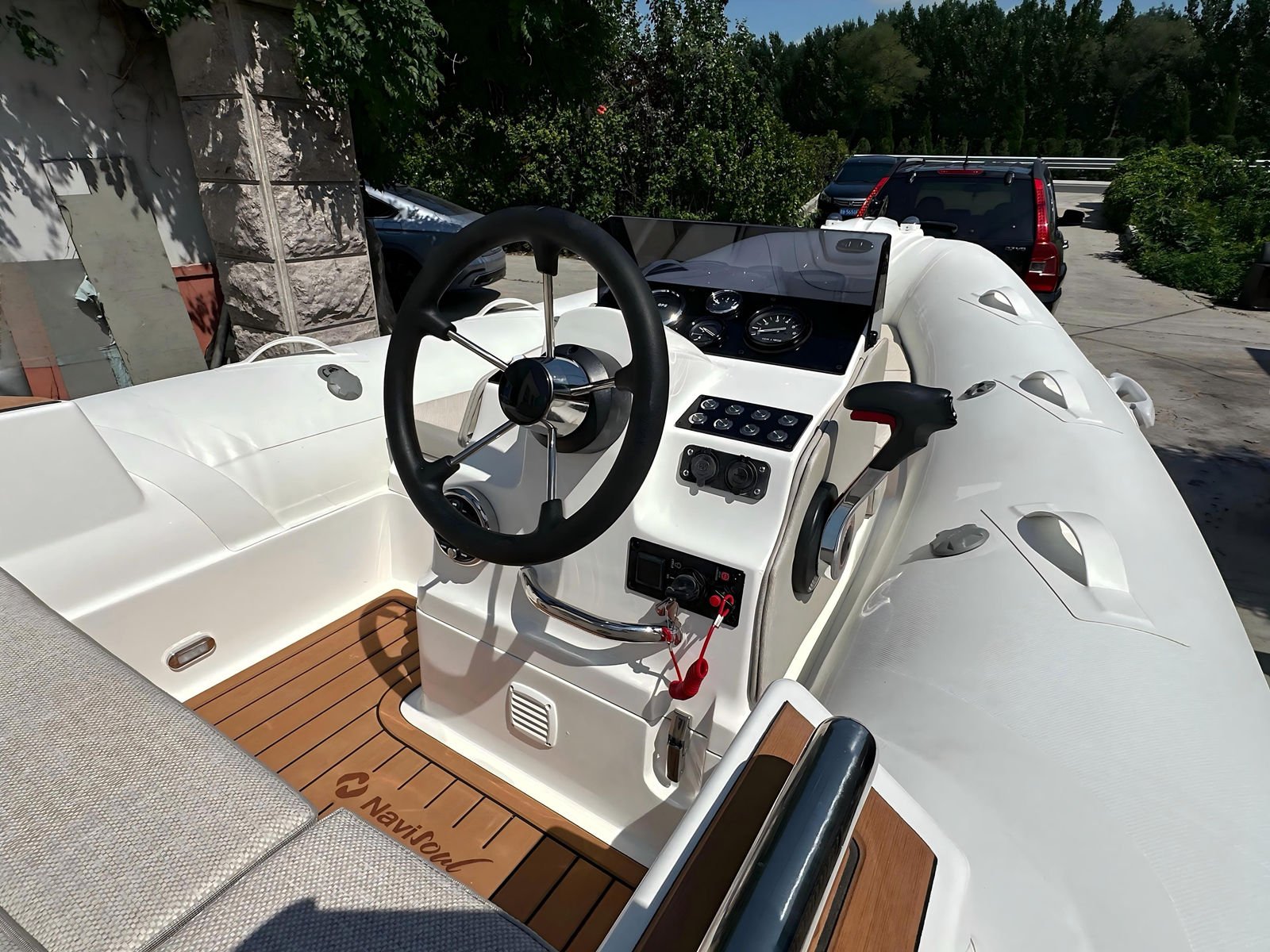 Compact tender boat NAVISOUL 400GT with M-type hull